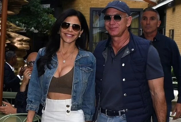 Phong cach ty phu Jeff Bezos va ban gai hinh anh