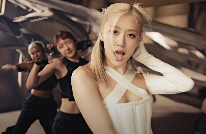Ao nit nguc, vay ngan duoc Blackpink lang xe hinh anh