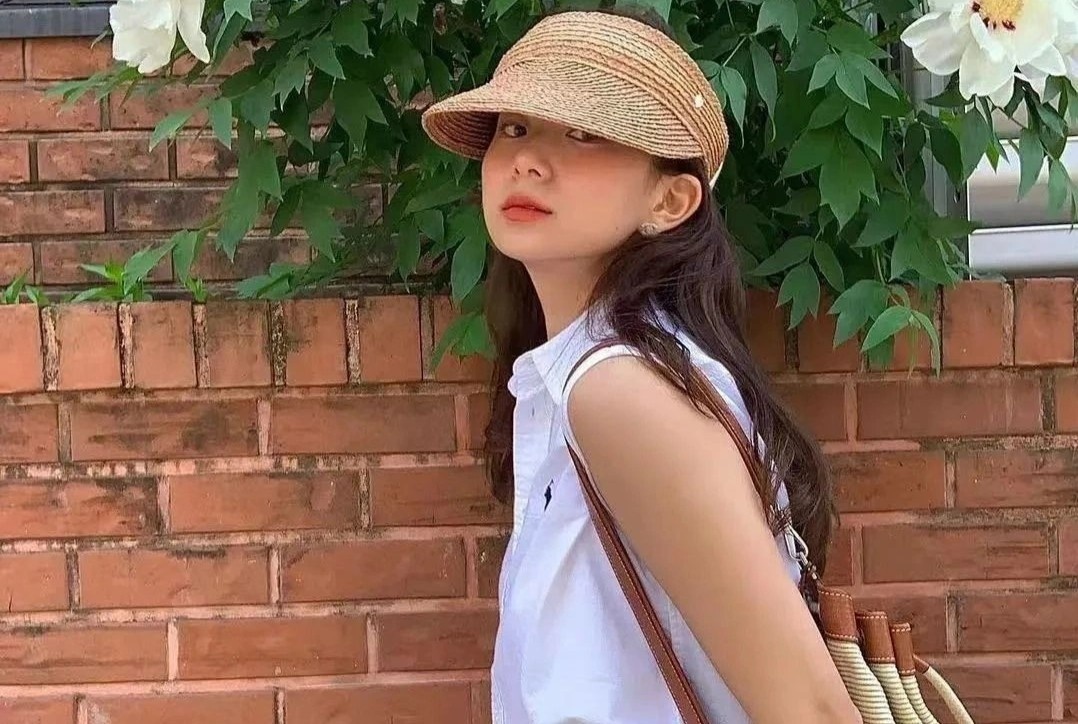 Tranh cai mot co mac do nhu con nha giau hinh anh