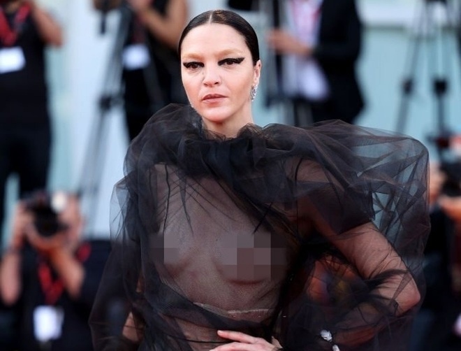 Phu nu mac xuyen thau van khong duoc chap nhan hinh anh