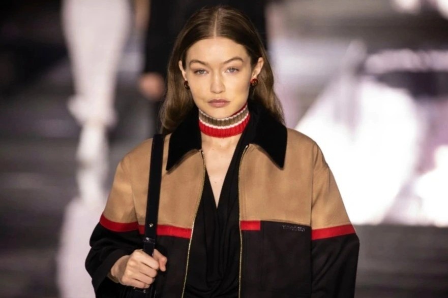 Nha mot Burberry huy show hinh anh