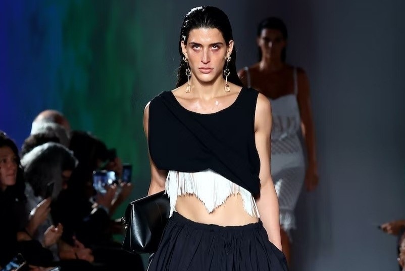 Dan sao lam lu mo nguoi mau khi catwalk hinh anh