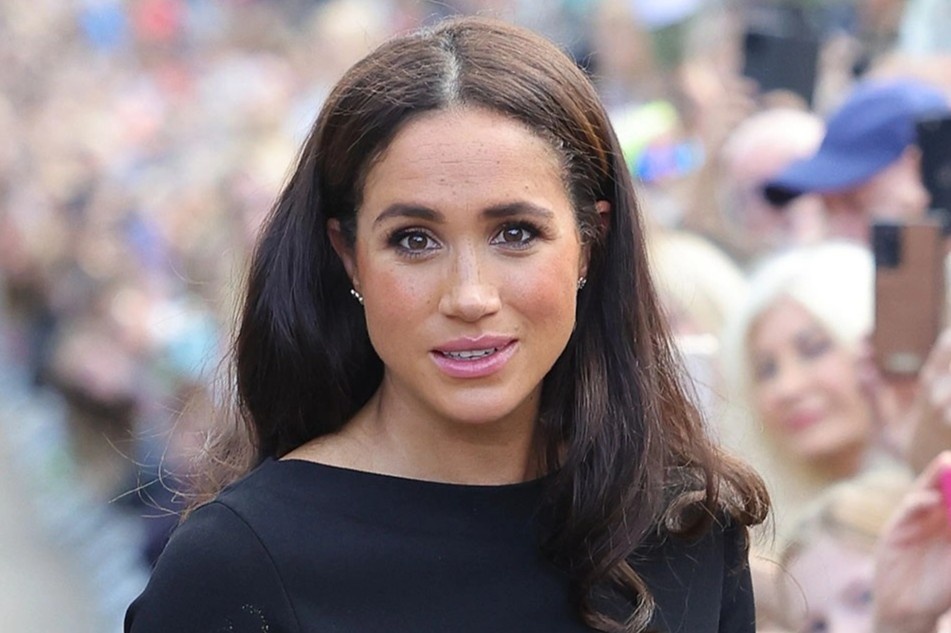 Meghan Markle pha quy tac hoang gia ve trang phuc hinh anh