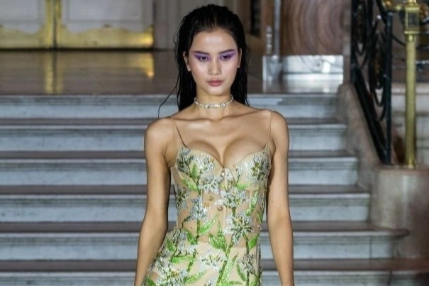 Dang sau chiec vay lo noi y cua Huong Ly o Anh hinh anh