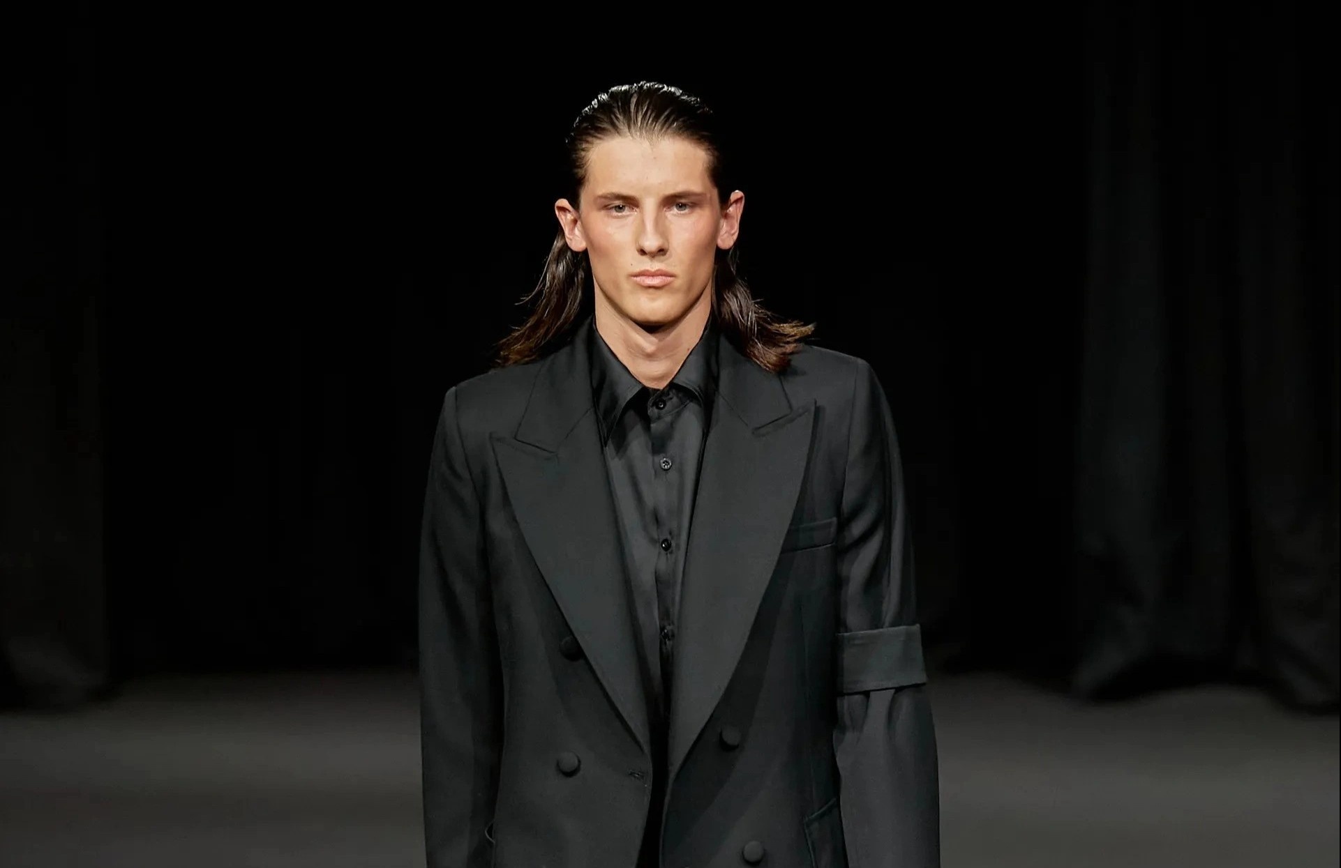 Phut im lang va bang tay den tren san catwalk hinh anh