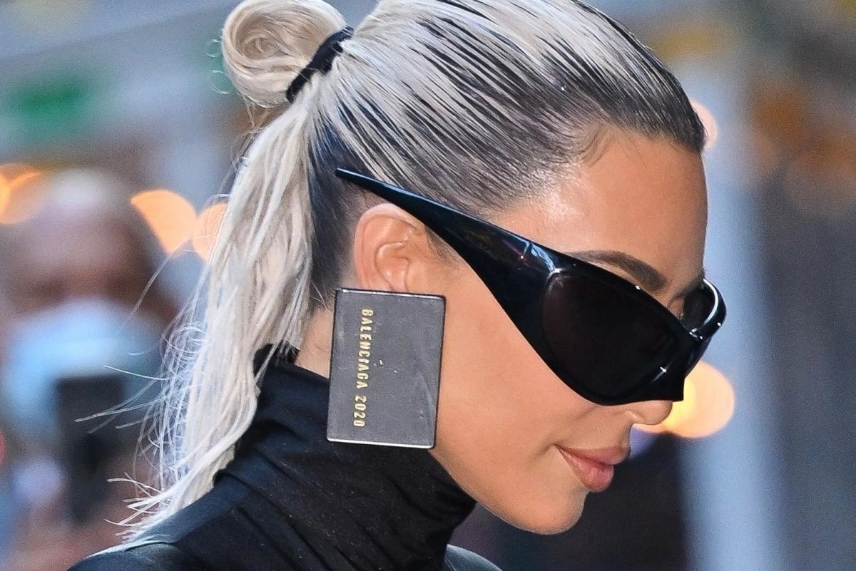 Kim Kardashian deo bong tai hinh the tin dung gay tranh cai hinh anh