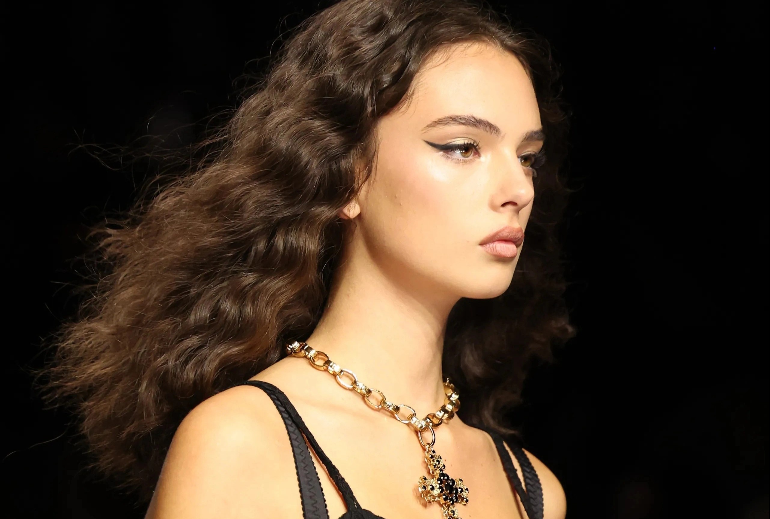 Con gai 18 tuoi cua Monica Bellucci dien mot lo noi y hinh anh