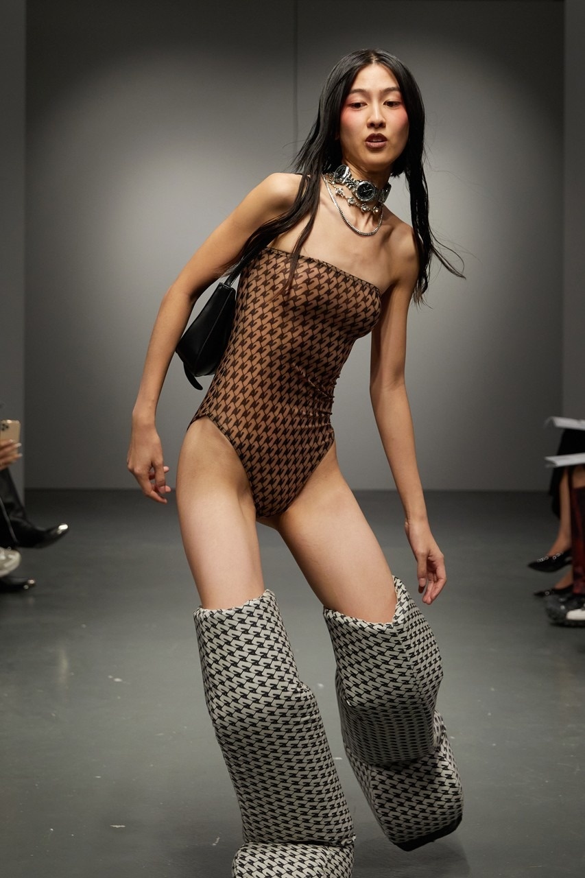 người mẫu té ngã ảnh 3 nguoi mau te nga anh 3