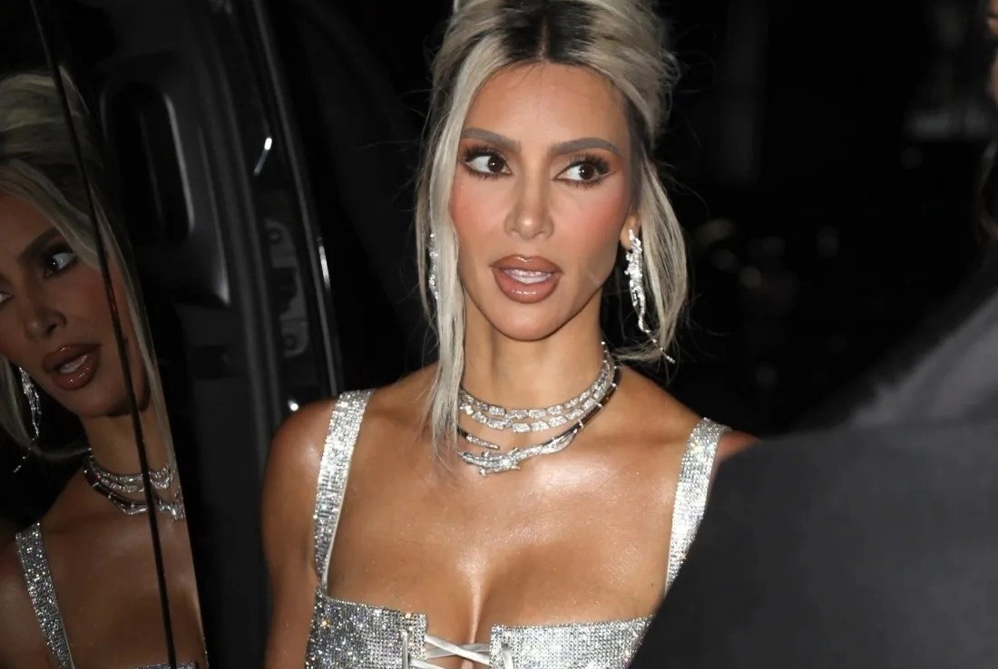 Kim Kardashian khong the leo cau thang vi vay qua chat hinh anh