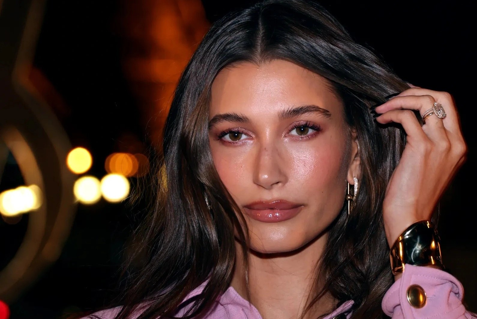 Hailey Bieber bi to chiem doat van hoa hinh anh