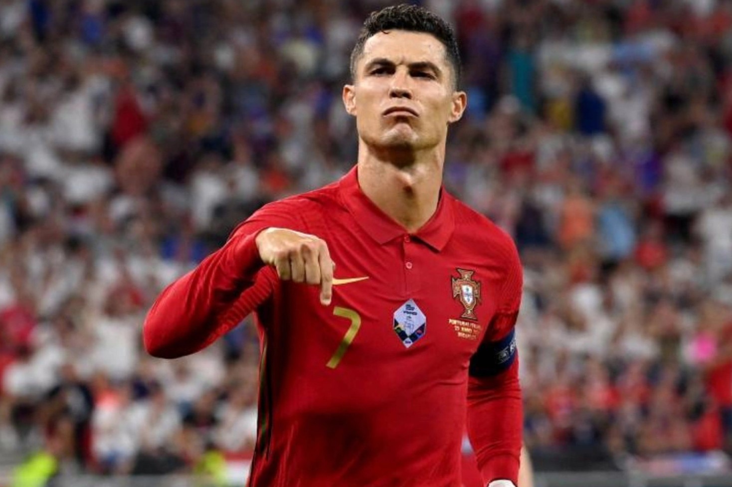 adidas, Nike ban ao bong da hang replica hinh anh