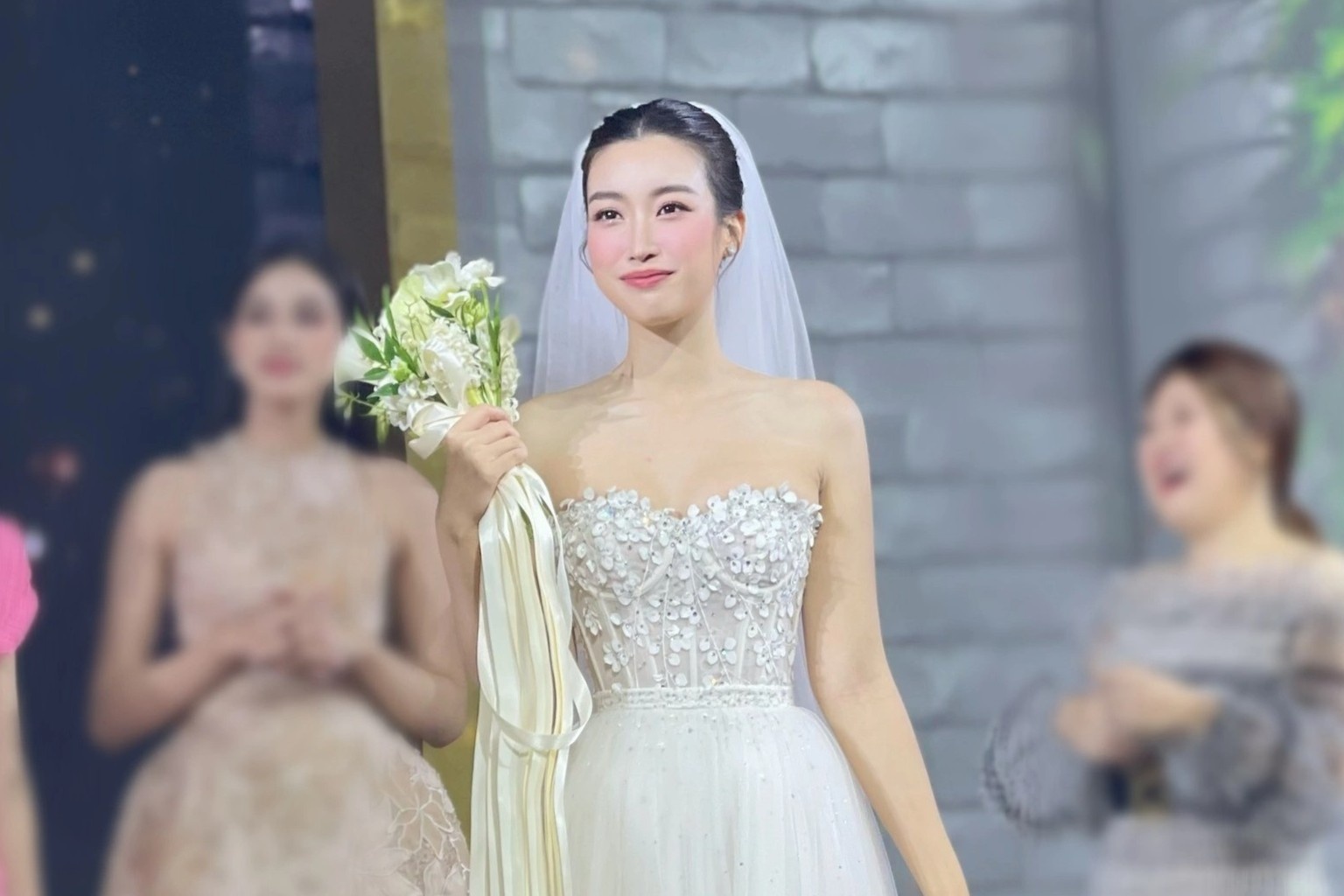 5 chiec vay cuoi khac nhau cua Do My Linh hinh anh