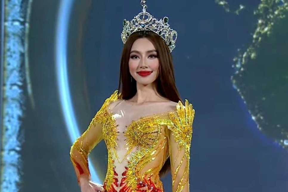 Dang sau nhung bo vay cua Thuy Tien o dem chung ket hinh anh