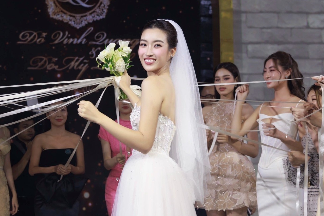 Co dau Gen Z Viet ngay cang chon vay ca tinh hinh anh