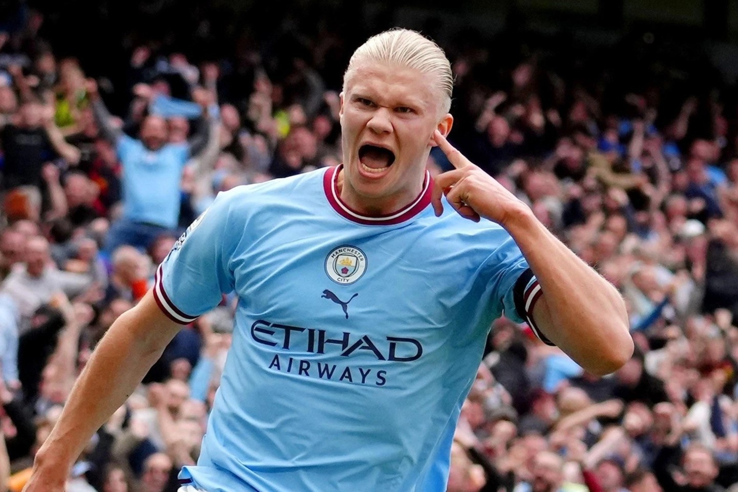 Ao bong da bi cuop hinh anh