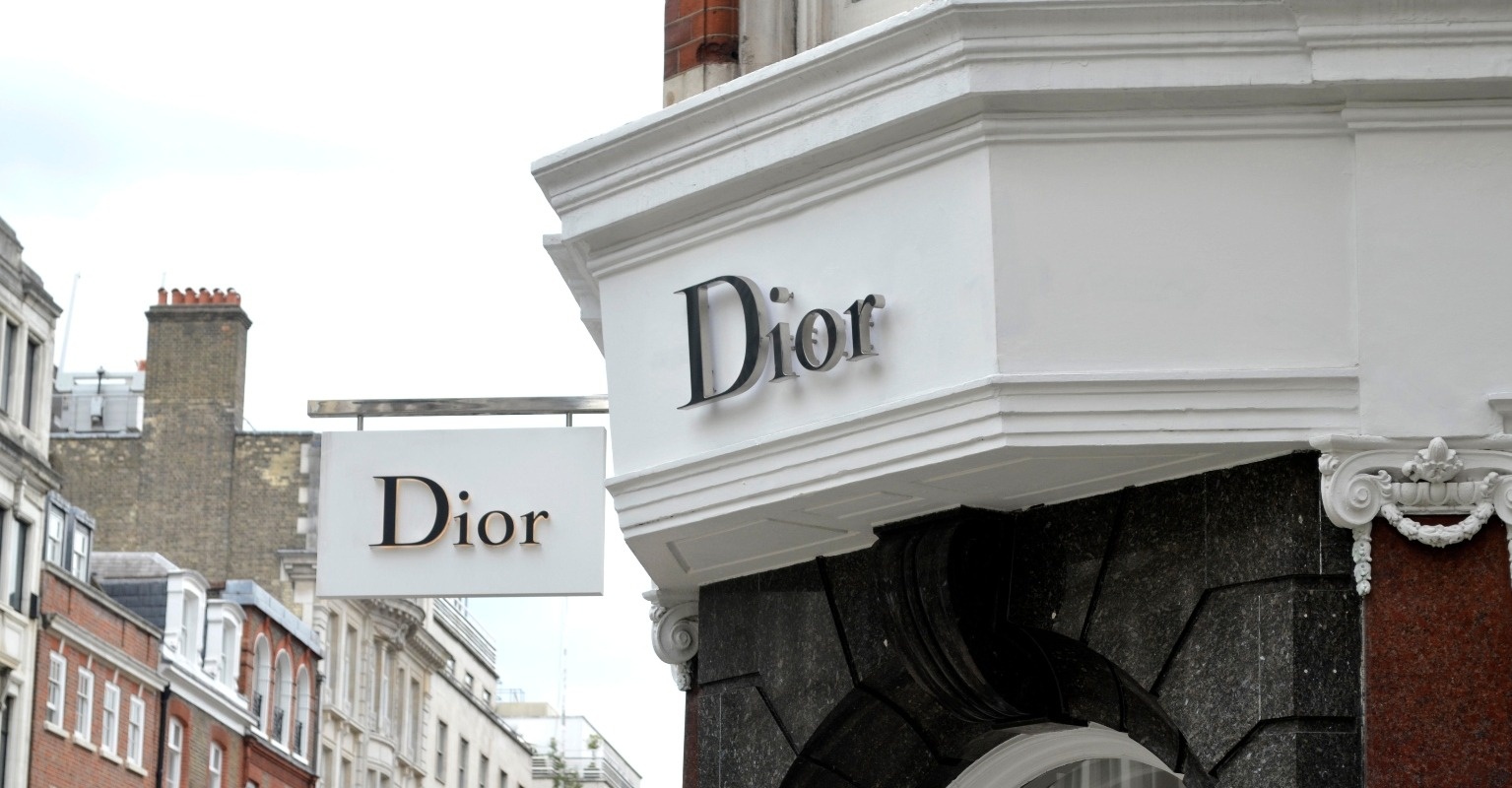 vu kien thoi trang anh 4