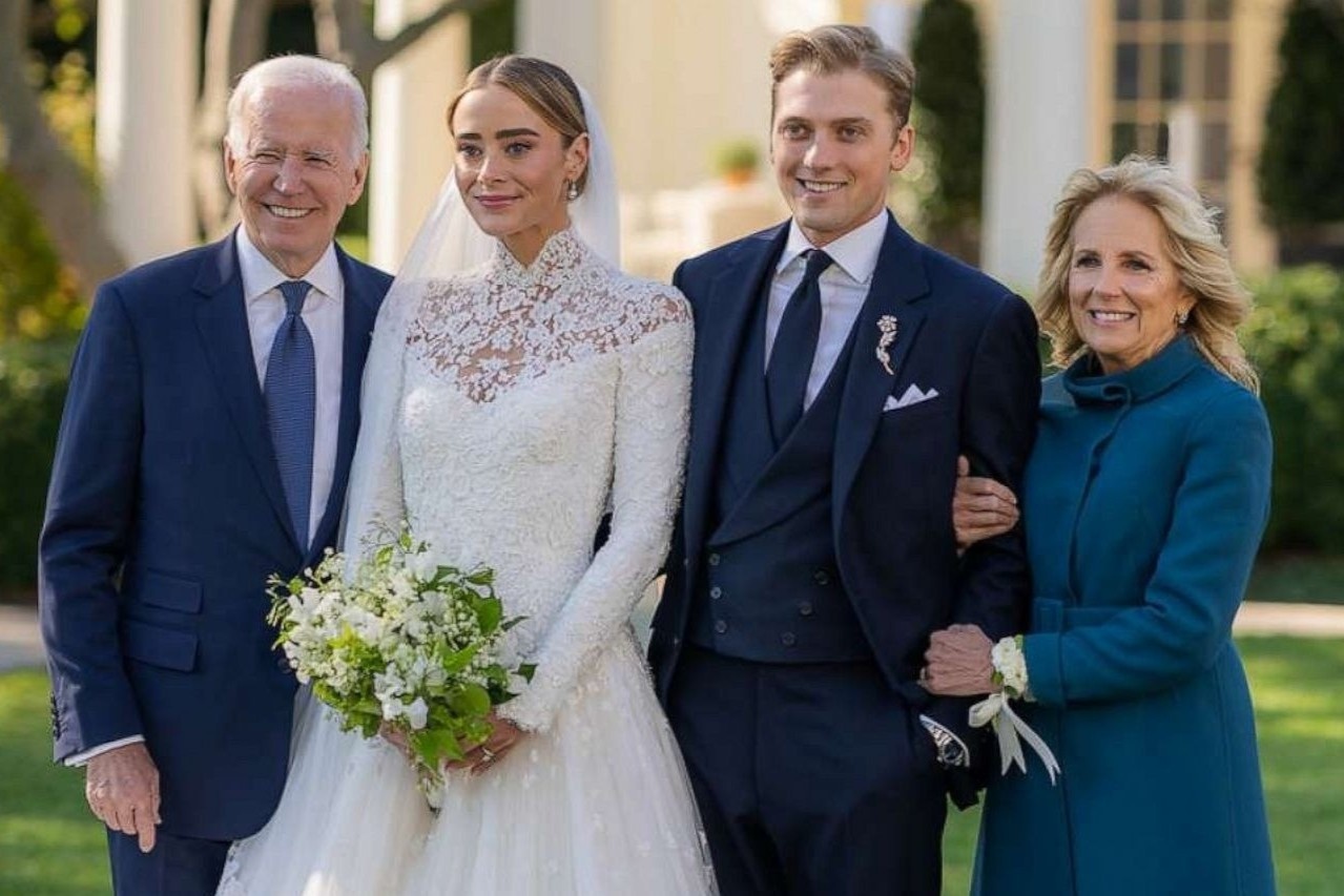 Chiec vay trong dam cuoi chau noi ong Biden o Nha Trang hinh anh