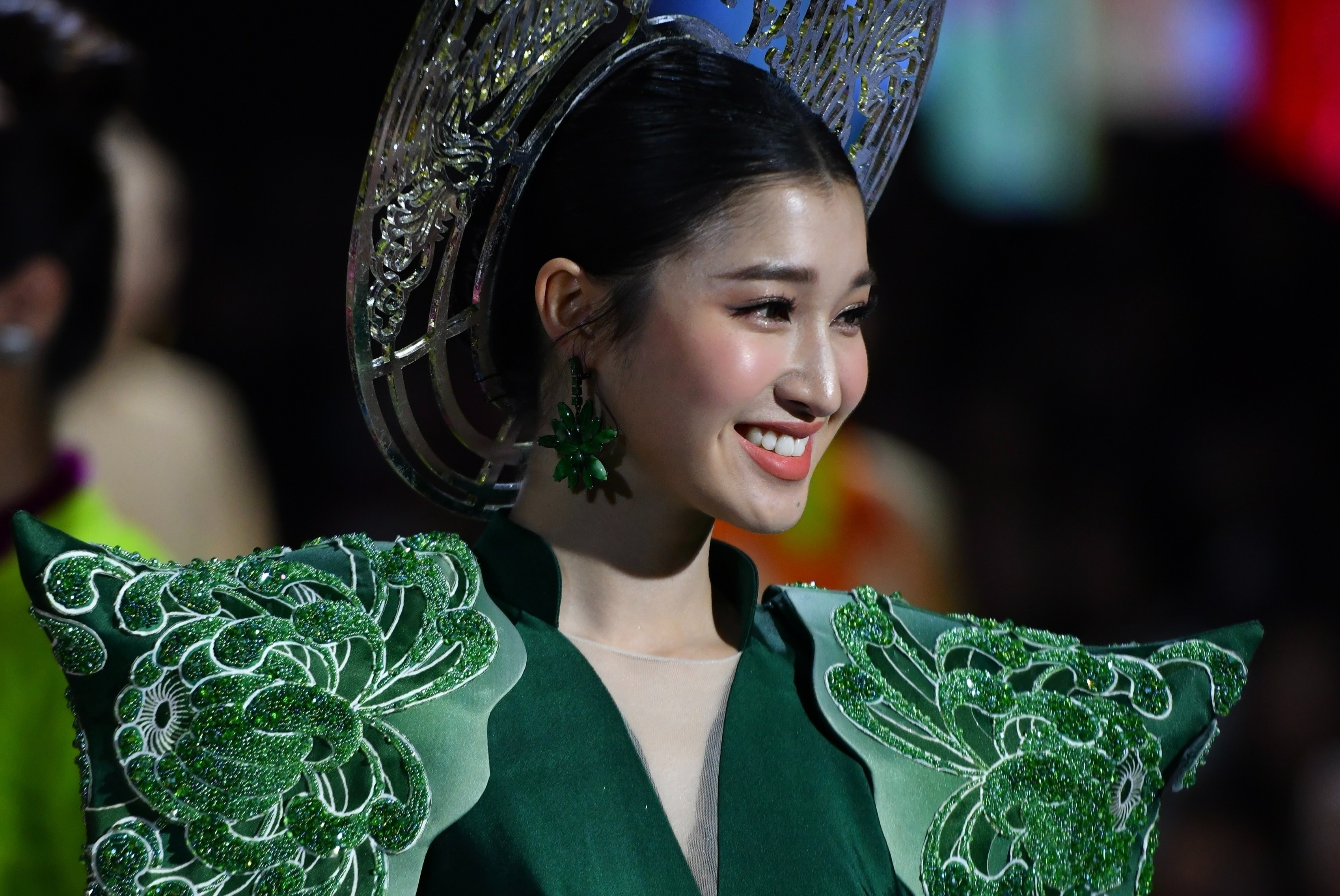 Hoa hau va chieu hut khach o Tuan le Thoi trang Quoc te Viet Nam 2022 hinh anh