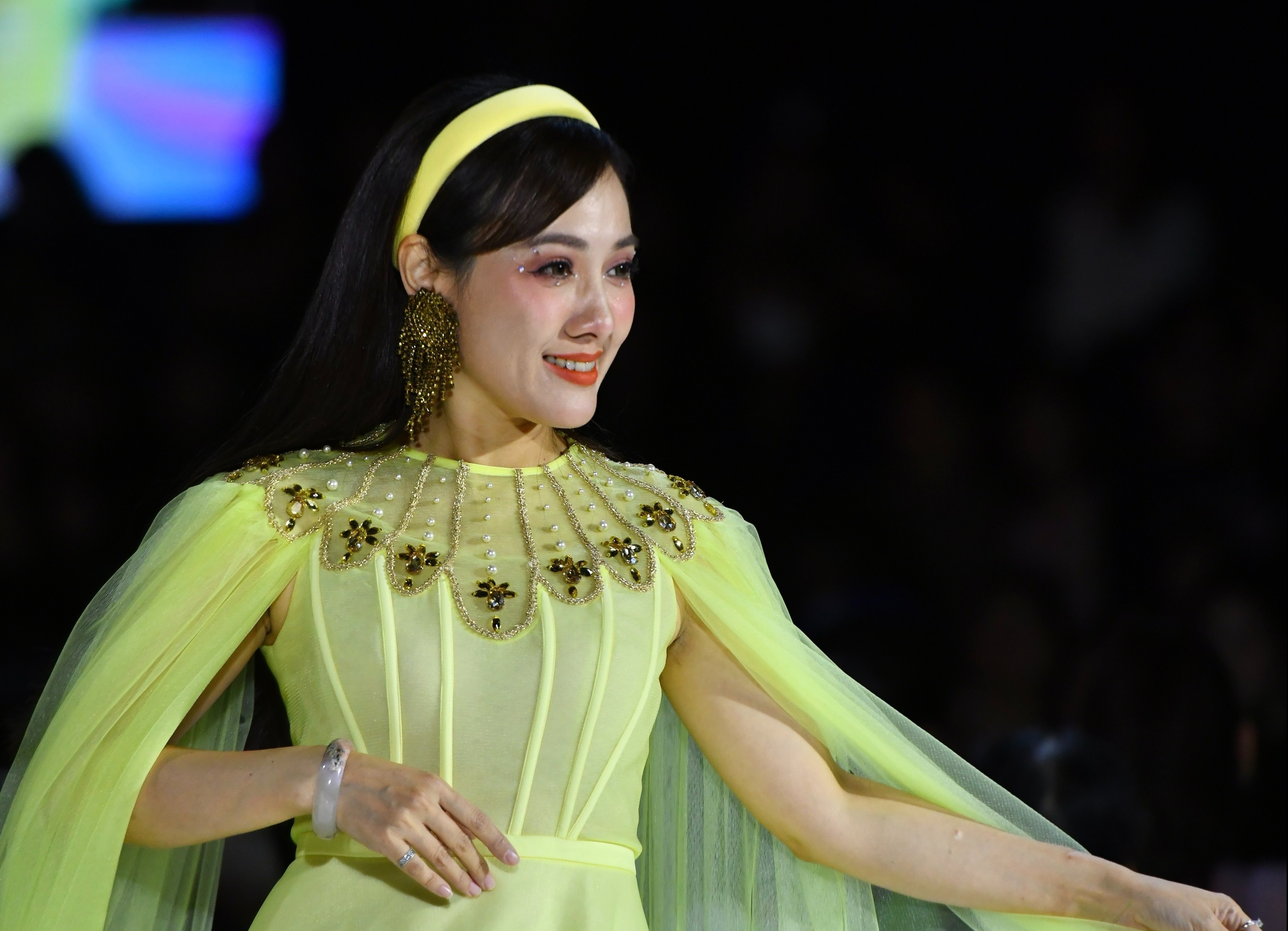 BTV Hoai Anh, A hau Phuong Nhi thu hut tren san dien hinh anh