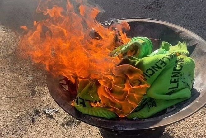 Nhieu nguoi dot do, tay chay Balenciaga hinh anh