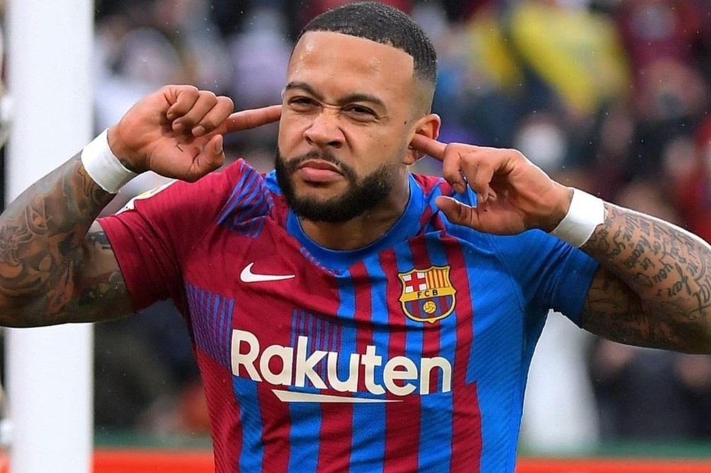 Depay hay bi chi trich vi mac dep hinh anh