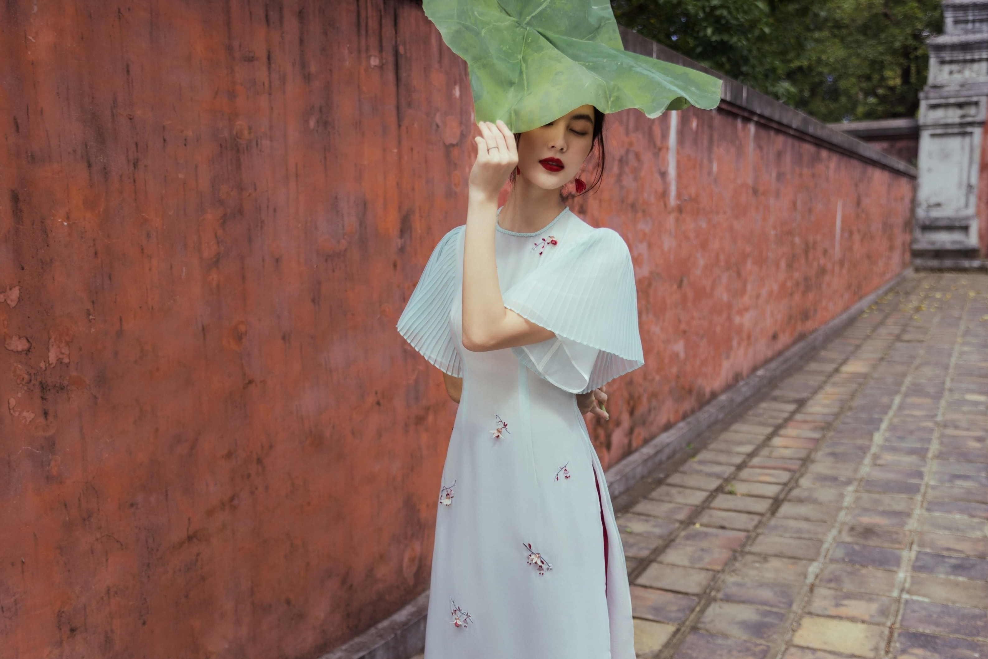 Ao dai chan bong, xep ly thanh xu huong mua Tet 2023 hinh anh