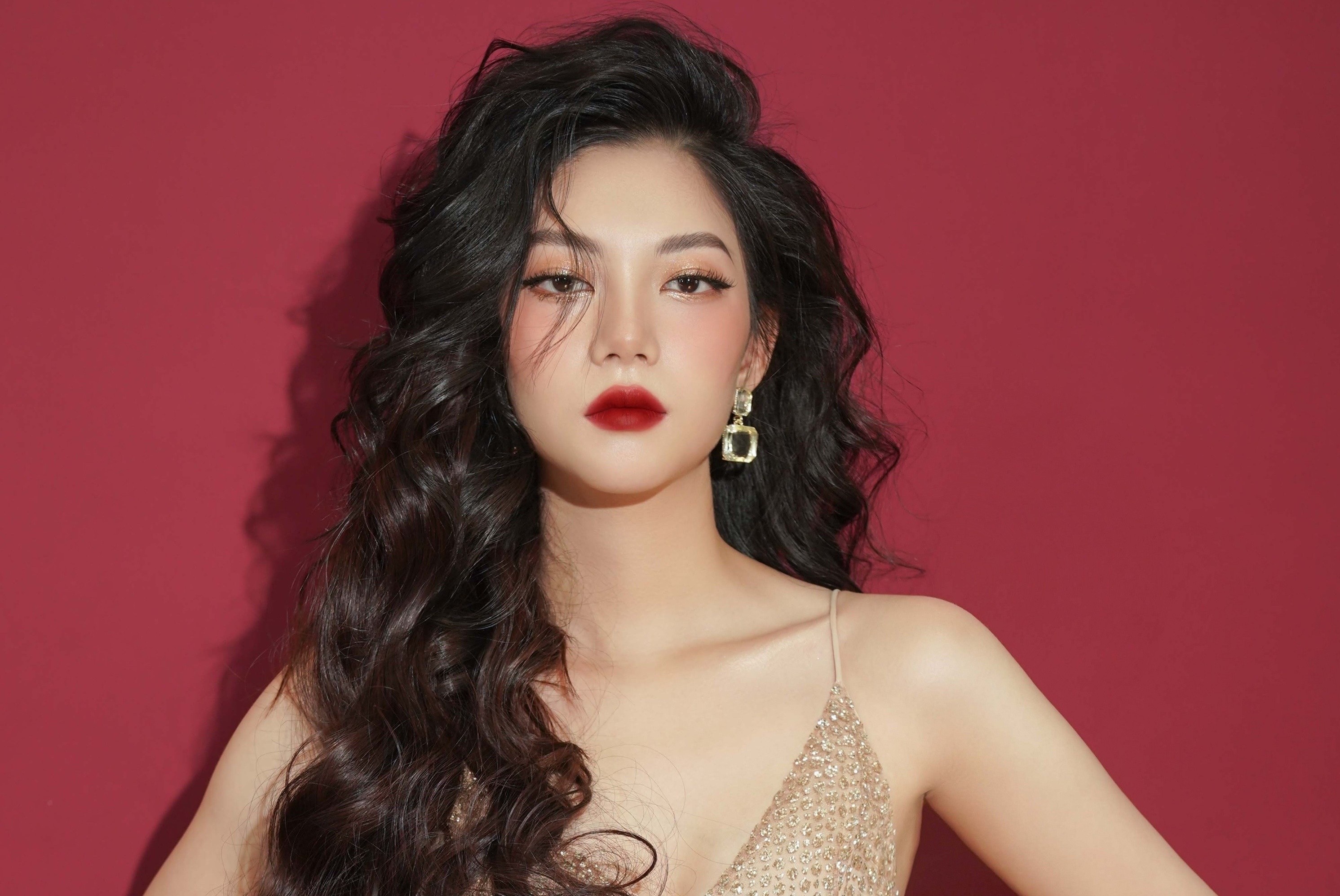 Trang diem kieu mat cao, moi do noi bat trong Giang sinh hinh anh