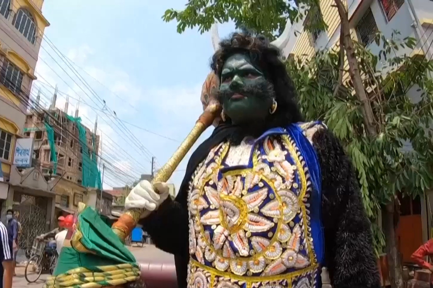 'Than chet' An Do xuong pho, keu goi nguoi dan o nha chong dich hinh anh