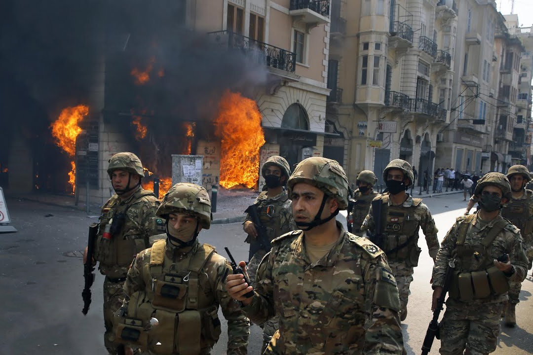 Nhieu ngan hang bi dot chay o Lebanon sau bao loan hinh anh