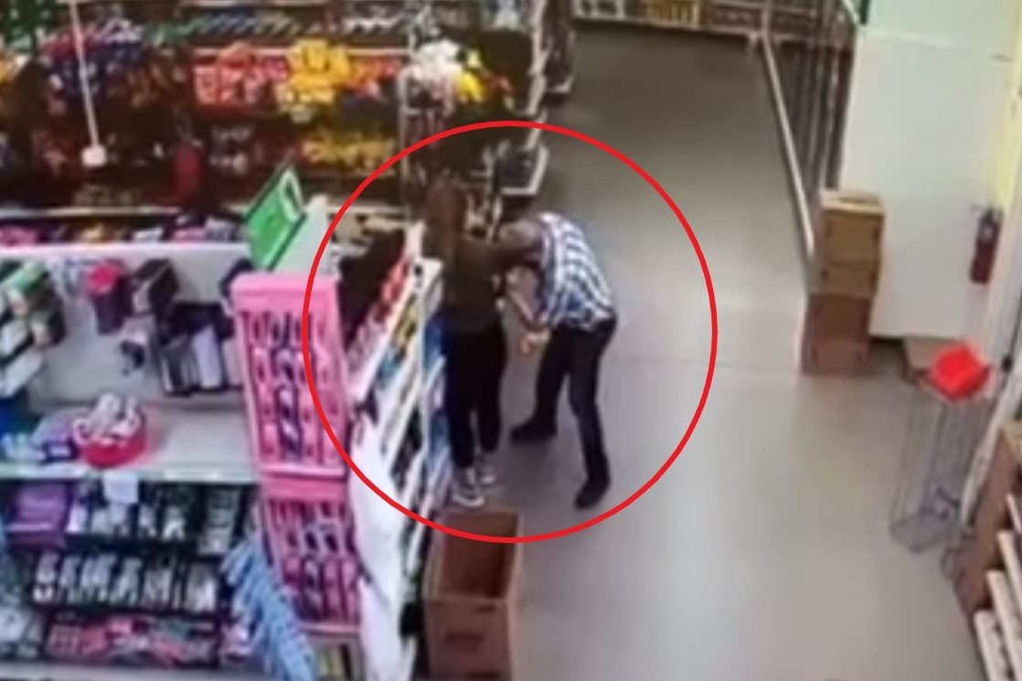 Bi nhac deo khau trang, nguoi dan ong lau mui vao ao co gai ban hang hinh anh