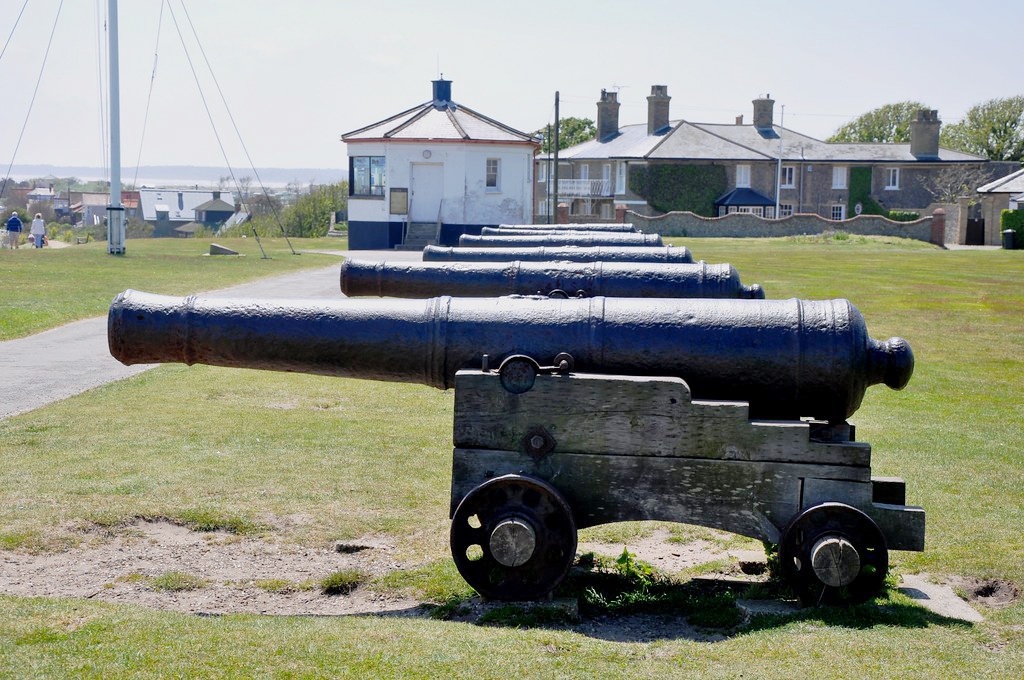 Suc cong pha kinh khung cua nhung khau phao tu the ky 17 hinh anh