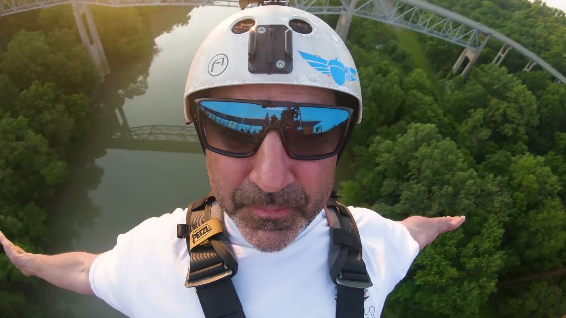 Nguoi dan ong mua rieng cay cau de nhay bungee hinh anh