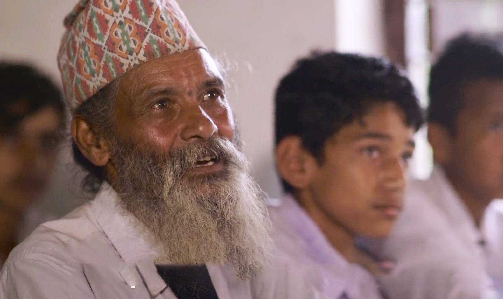 'Cau be' lon nhat trong lop hoc nay la mot ong lao 69 tuoi hinh anh