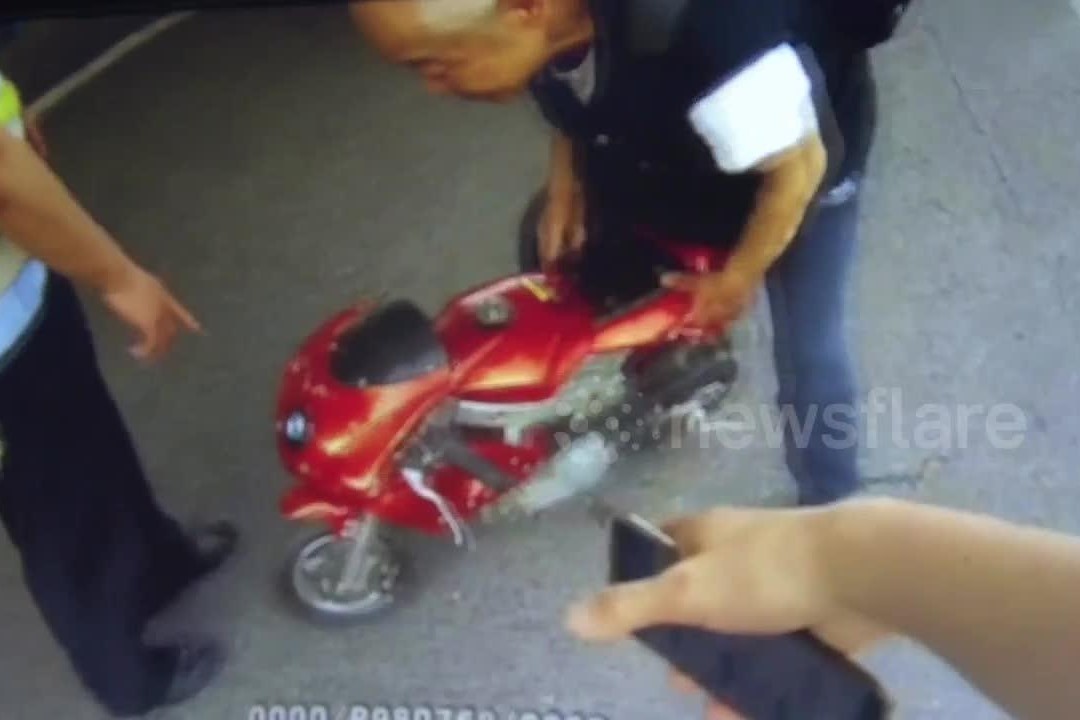 Nguoi dan ong 70 tuoi di xe may do choi ra duong hinh anh