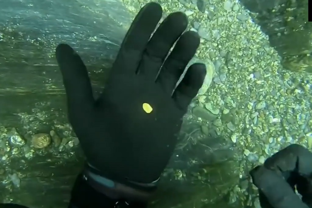 Nhom ban tim thay vang o duoi suoi hinh anh