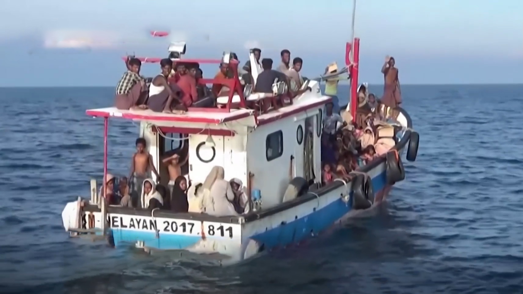 Ngu dan Indonesia giai cuu gan 100 nguoi ti nan mac ket ngoai khoi hinh anh