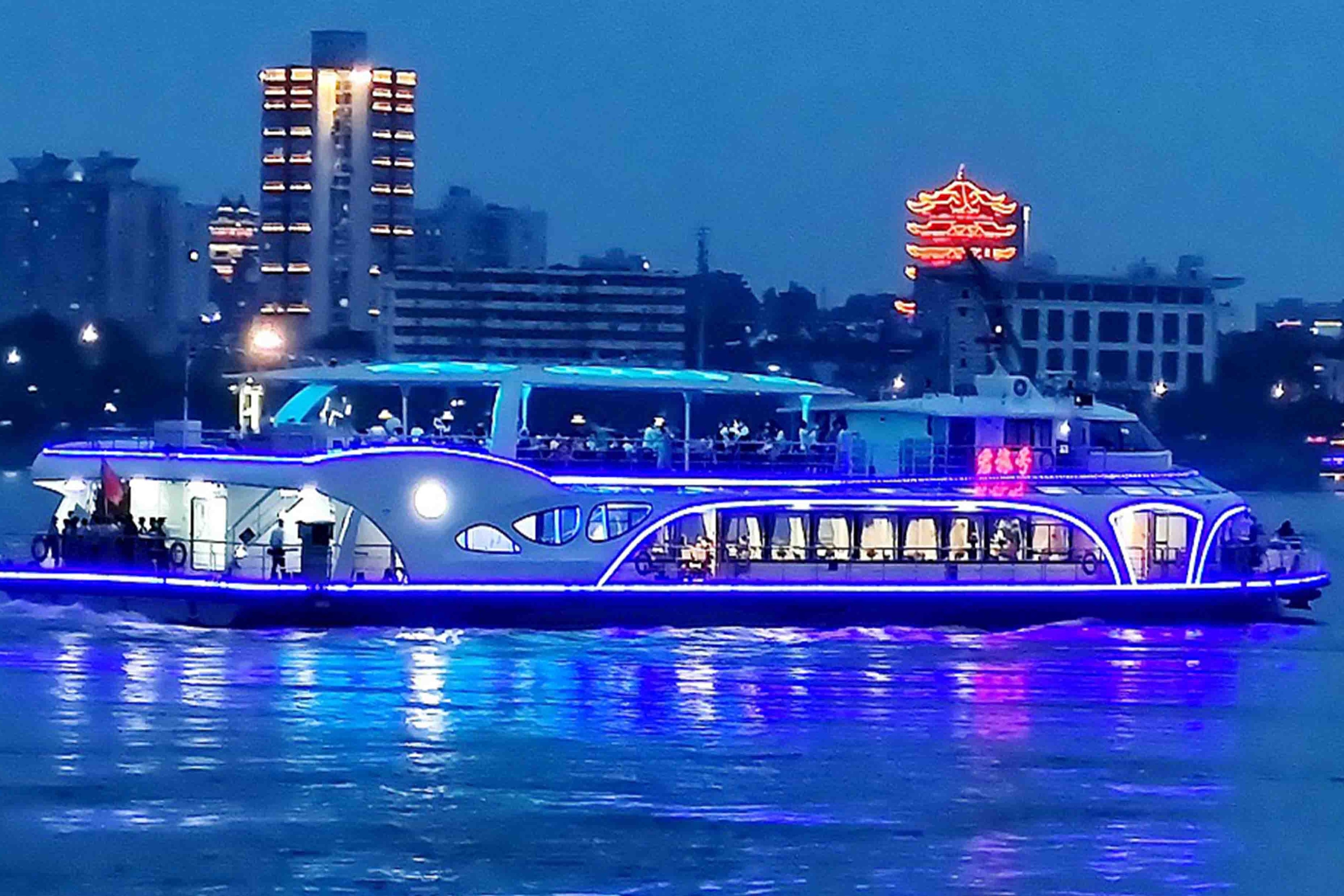 Tau cho khach chay bang dien lon nhat Trung Quoc hinh anh