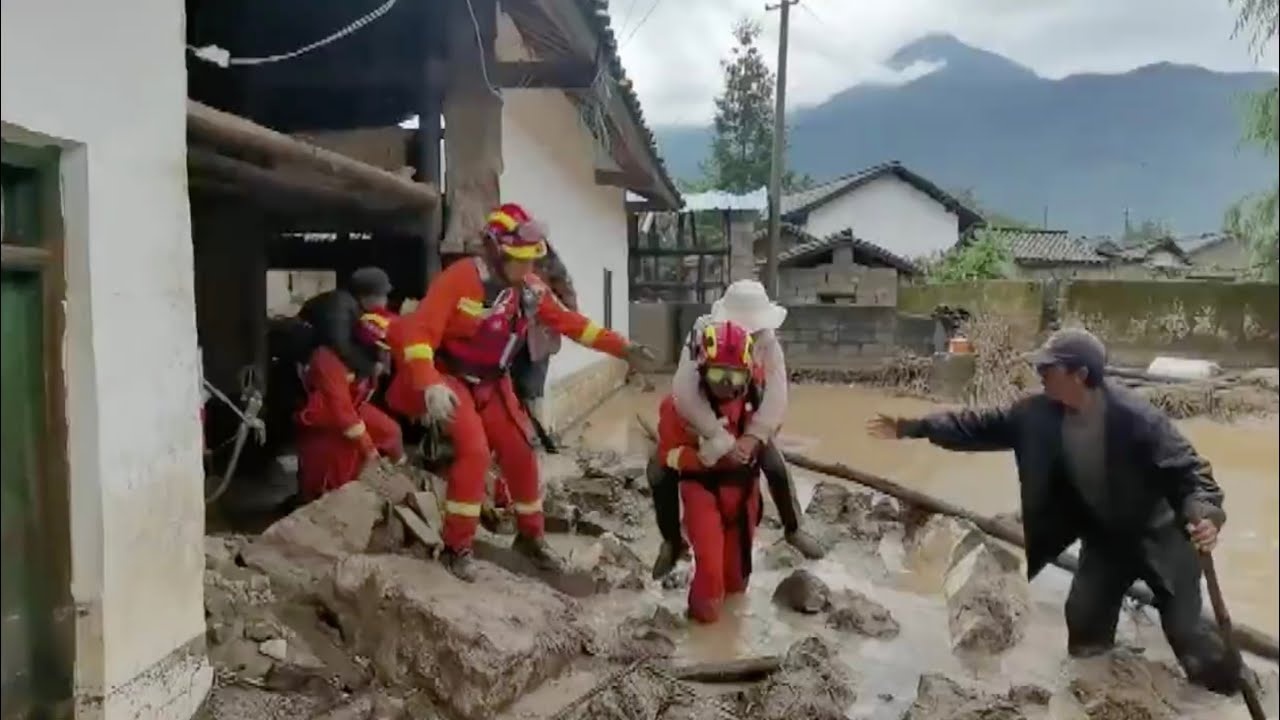 Mua lon khien 12 nguoi thiet mang, 10 nguoi khac mat tich o Trung Quoc hinh anh