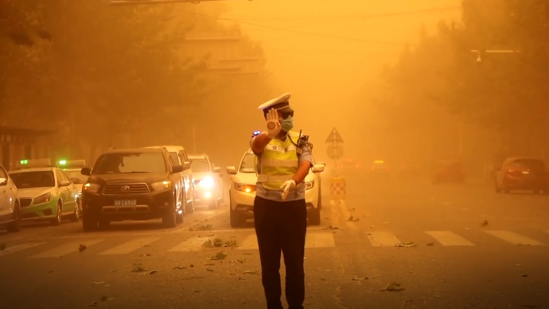 Bao cat mu mit khien giao thong dinh tre tai Trung Quoc hinh anh