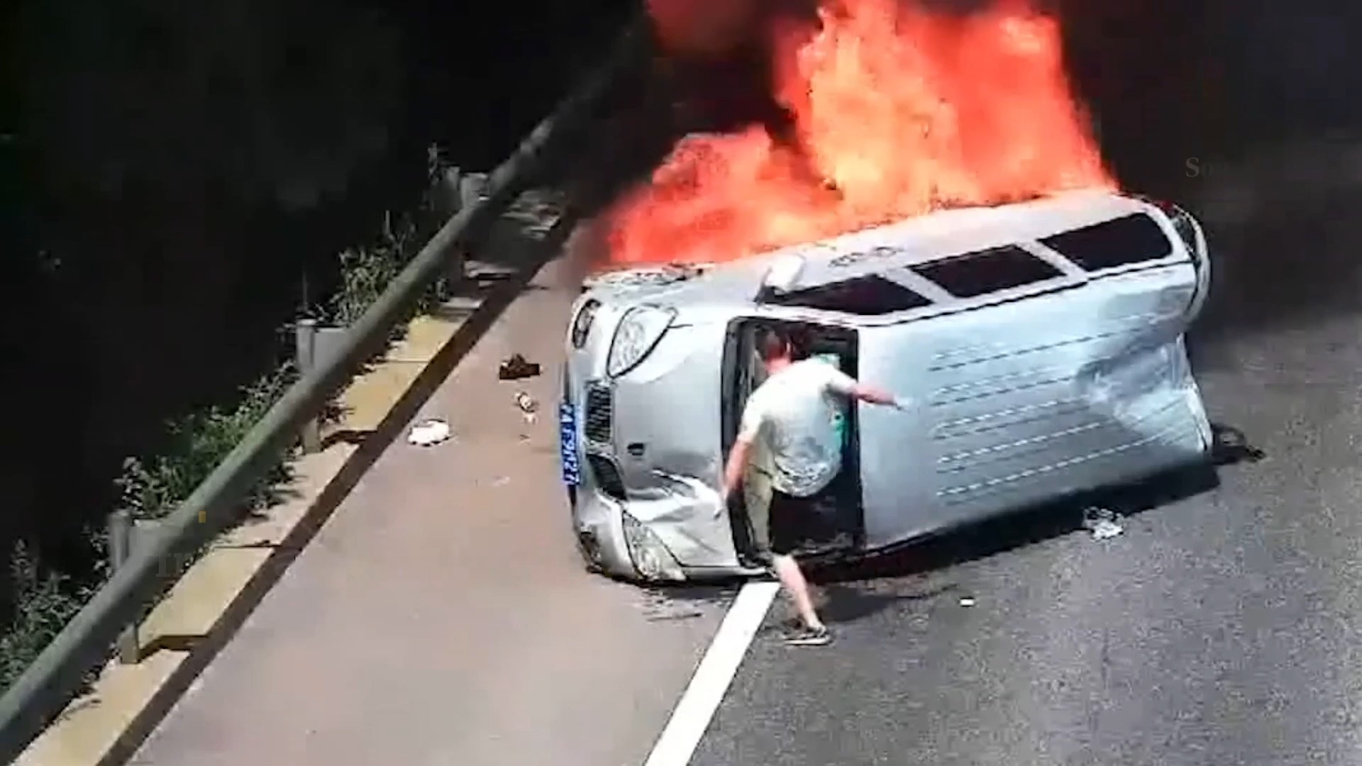 Nguoi dan ong lieu mang cuu 3 nguoi bi ket trong chiec xe dang chay hinh anh