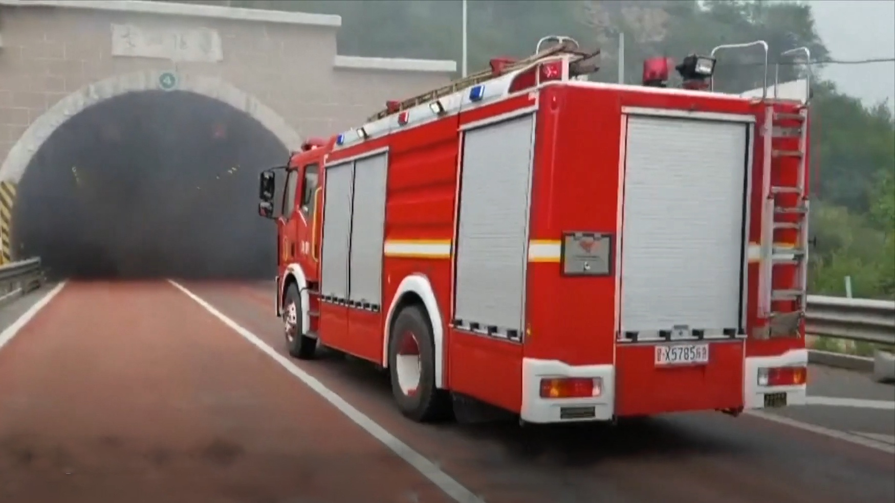 Xe buyt cho 45 nguoi dot ngot boc chay trong ham tai Trung Quoc hinh anh