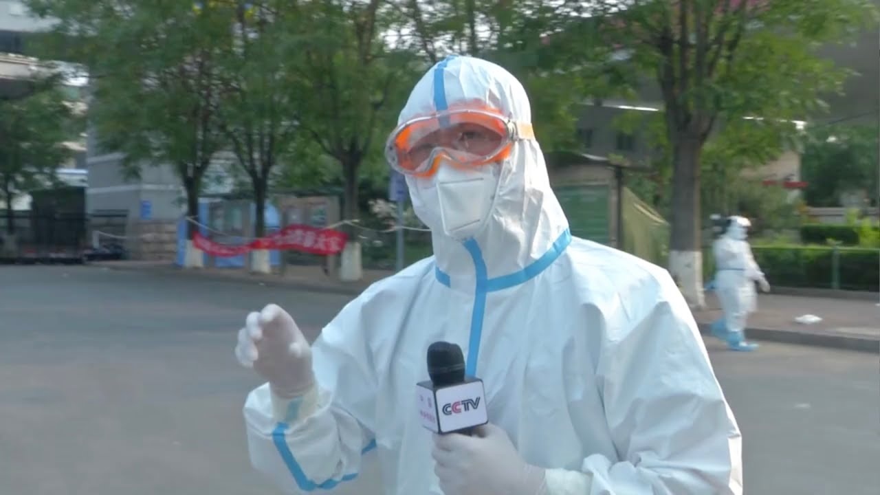 Ben trong khu cho bi nghi la nguon phat tan Covid-19 moi o Bac Kinh hinh anh