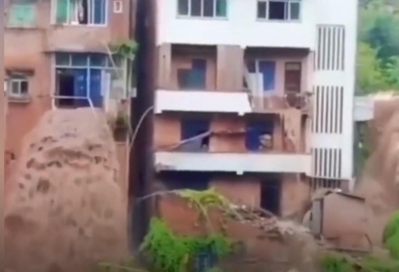 Mua lu gay lo nui, tao thanh thac nuoc o Trung Khanh hinh anh