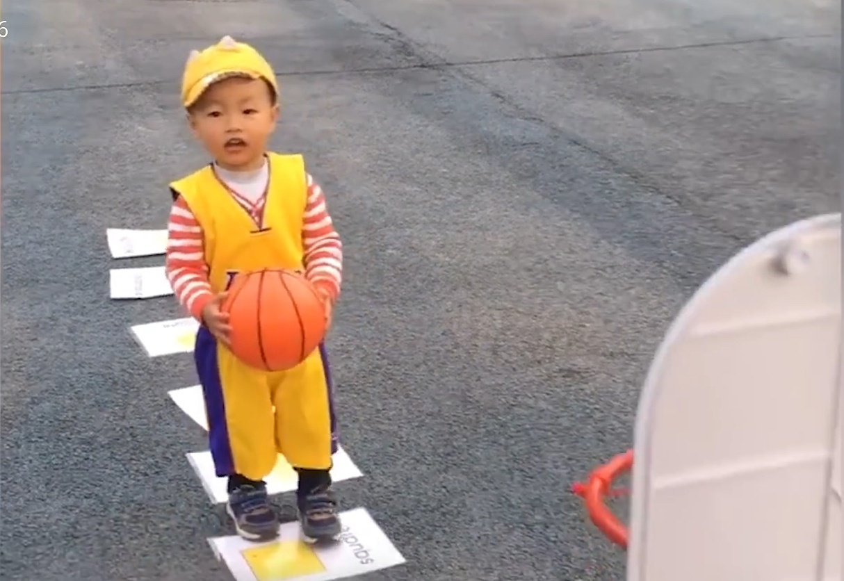 Cau be 2 tuoi gay sot nho tai choi bong ro nhu cau thu chuyen nghiep hinh anh