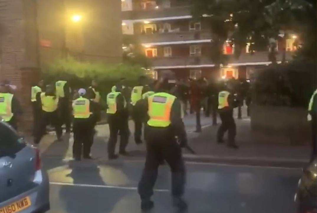 Canh sat Anh bi nem gach da khi co giai tan dem nhac bat hop phap hinh anh