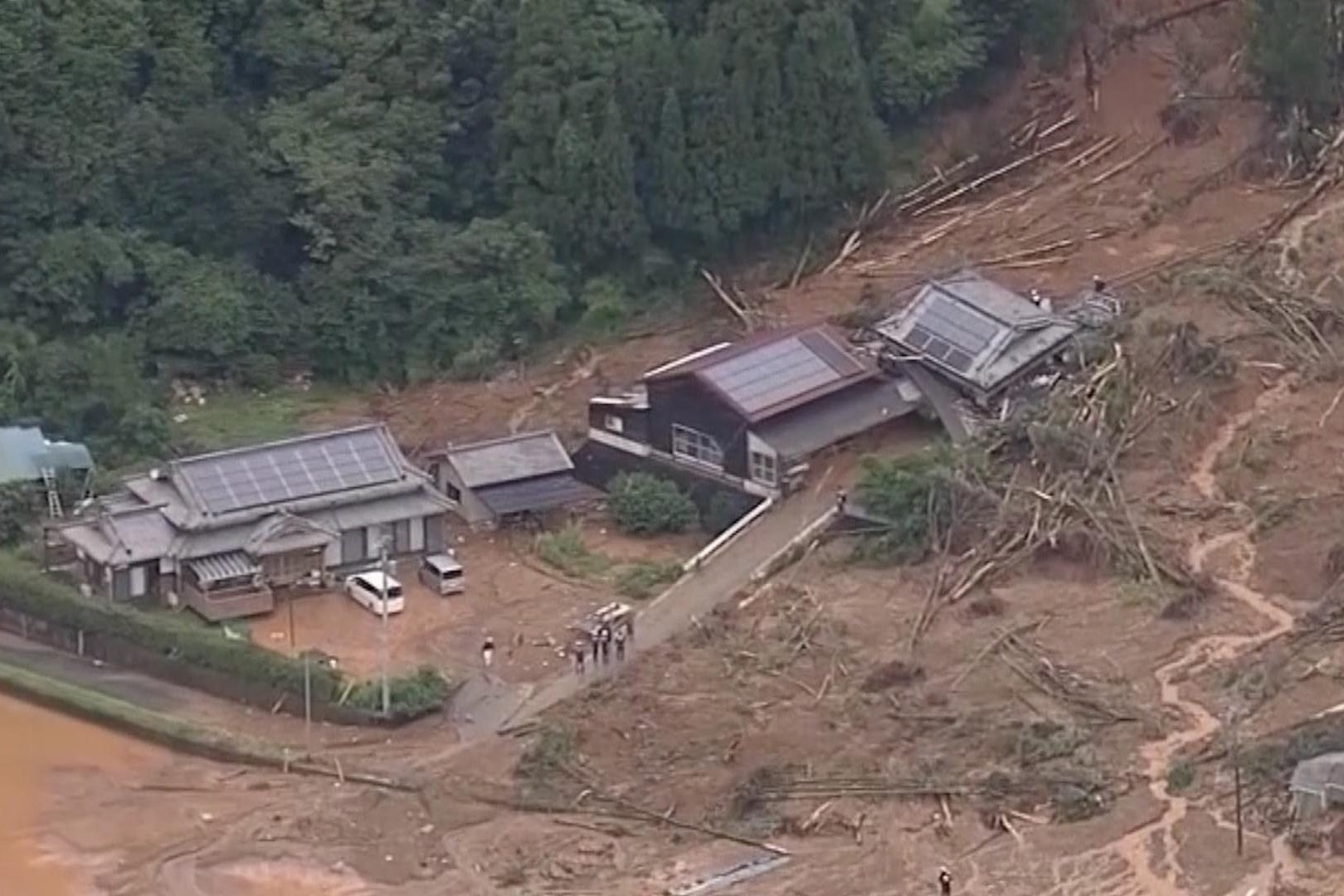 It nhat 2 nguoi chet do lu lut va lo dat o Nhat Ban hinh anh