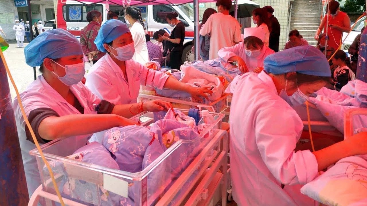 Cac bac si giai cuu 26 em be so sinh giua dong dat tai Trung Quoc hinh anh