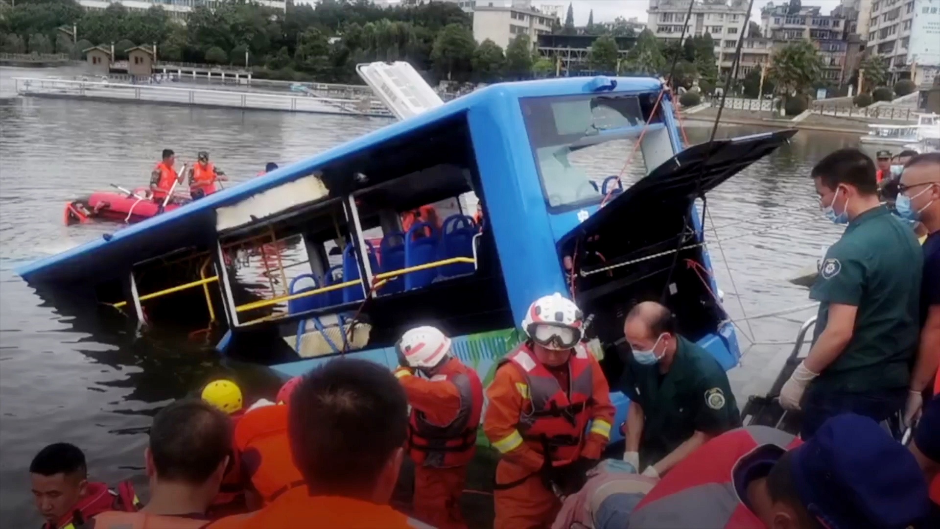 Xe buyt cho hoc sinh di thi dai hoc lao xuong ho o TQ, 21 nguoi tu nan hinh anh