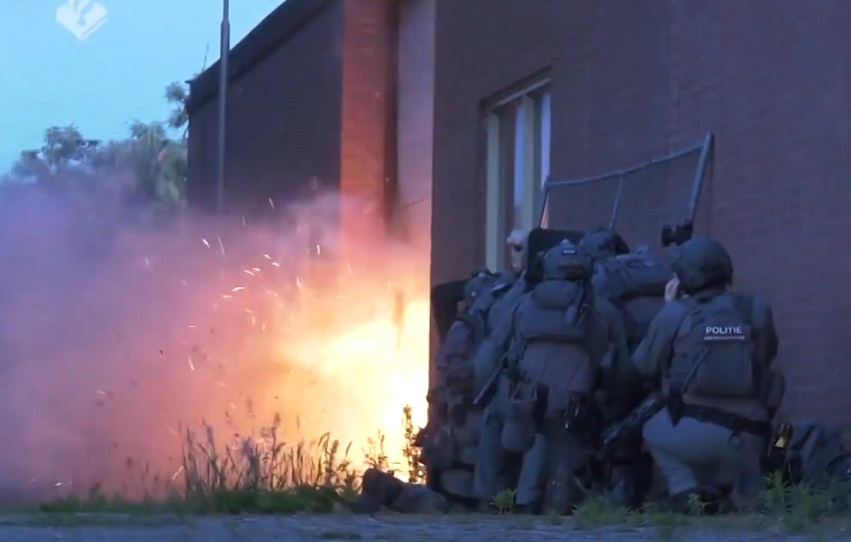 Canh sat triet pha cac phong tra tan trong container o Ha Lan hinh anh