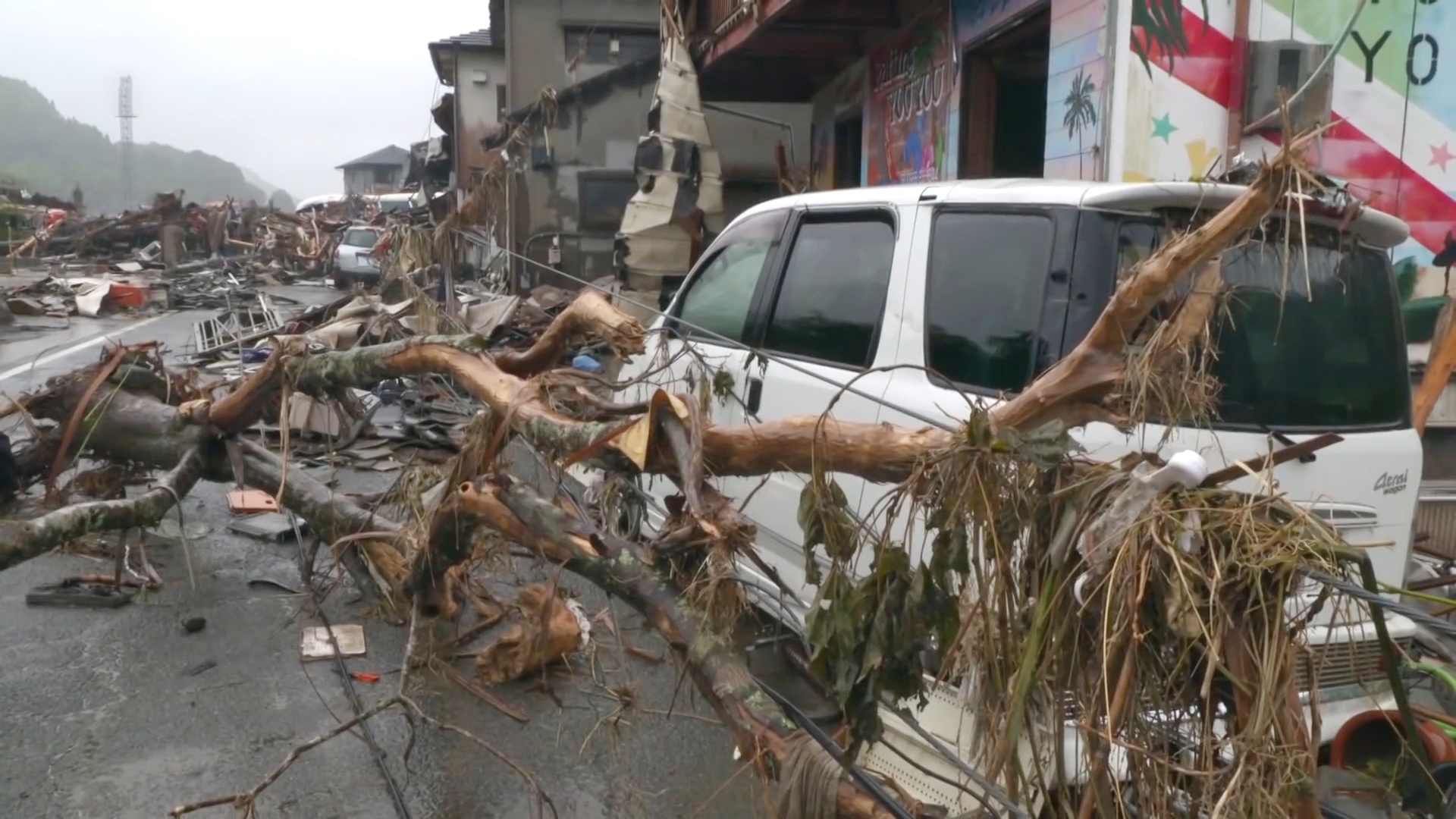 Dong do nat con lai o ngoi lang Nhat Ban sau khi mua lu di qua hinh anh
